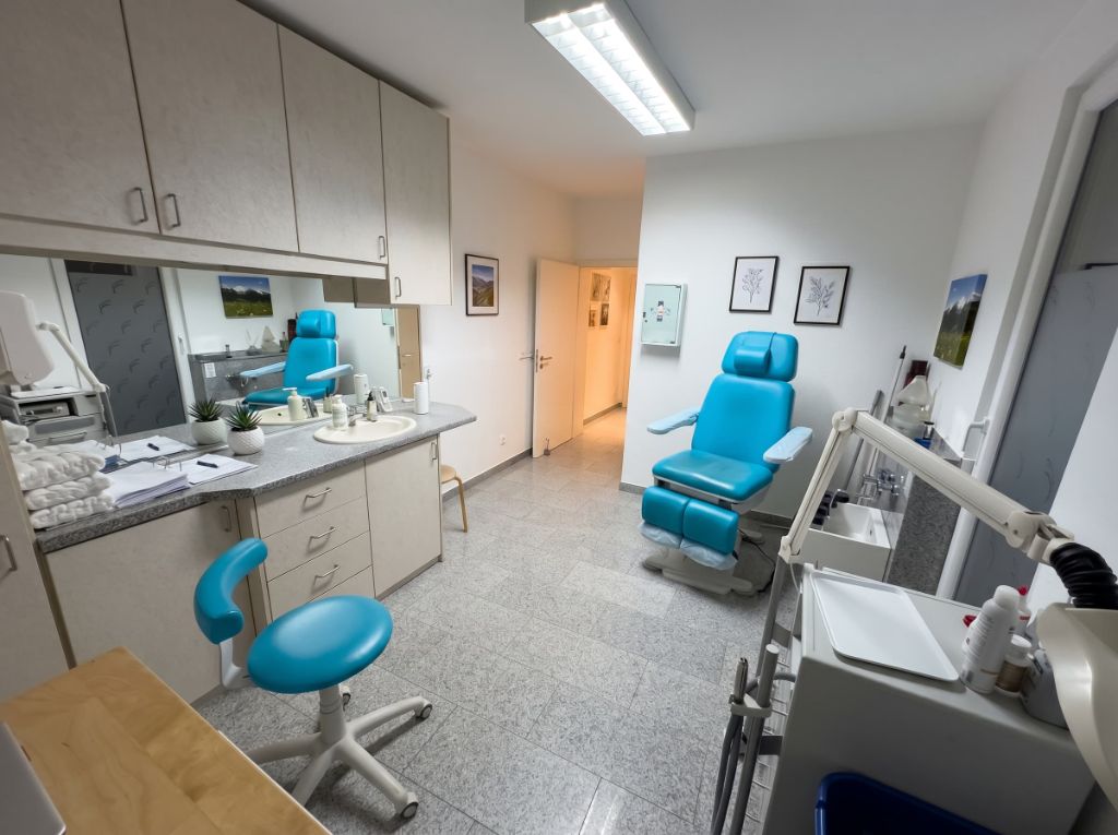 Hygiene-Arbeitsbereich der Praxis Sara Tijani: Behandlungsstuhl, Waschbecken, frische Tücher und ordentlich aufgeräumte Arbeitsflächen – Ausdruck unseres hohen Hygienestandards